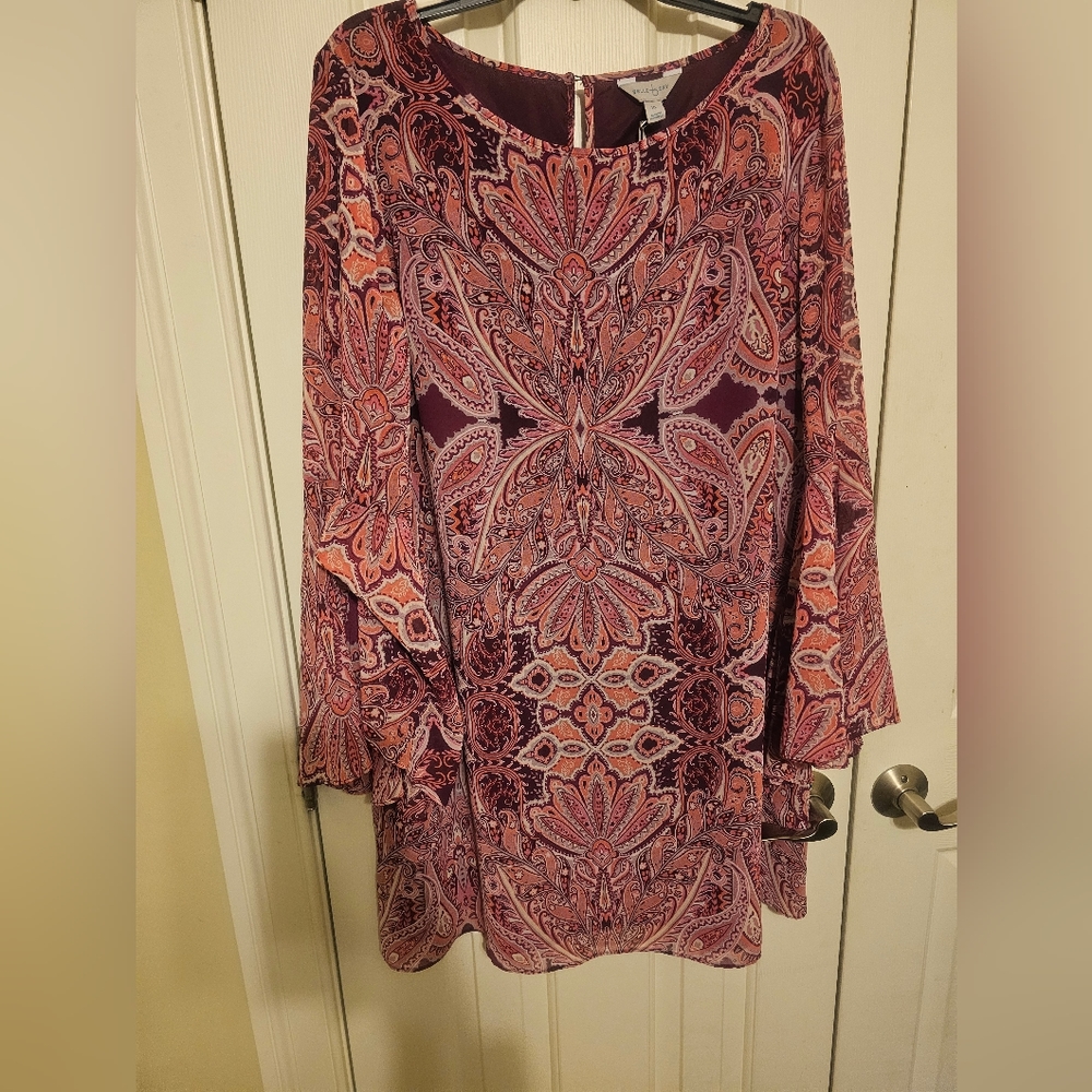 NEW shift dress, featuring an all-over paisley with bell sleeve. Size XL